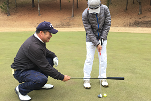 実際にゴルフ場でツアープロとラウンドします。